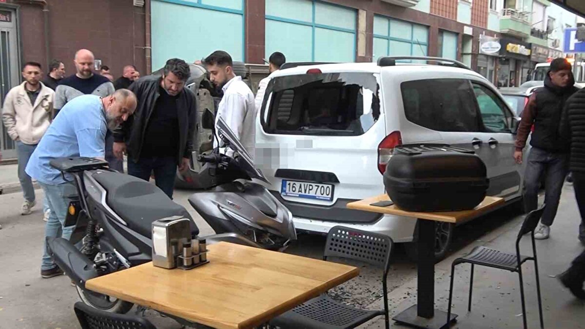 Cipin çarptığı hafif ticari araç ise önünde park eden 77 ABV 538 plakalı otomobile çarptı. Çarpmanın etkiisiyl otomobil de önündeki katı atık konteynerına çarptı. 4 aracın karıştığı kaza anı çevredeki güvenlik kameralarına anbean yansıdı. Cip sürücüsü kadın kazayı yara almadan atlattı.