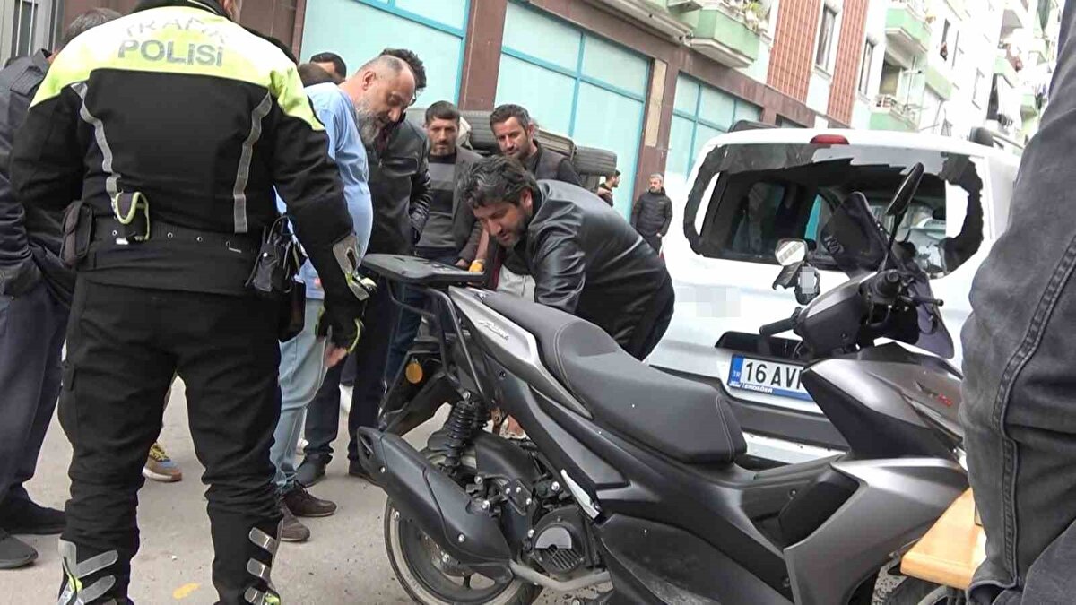 Alınan bilgiye göre, Şehit Osman Altınkuyu Caddesi’nden Bora Sokak’a hızlı şekilde giren cip, önce yol kenarında bulunan motosiklete, sonrasında 16 AVP 700 plakalı otomobile çarparak yan yattı.