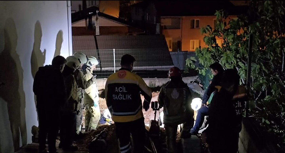 SULTANBEYLİ'de bir apartmanın gider borusunu tamir etmek için kazı yapan R.K.(53), toprak kayması sonucu göçük altında kaldı. Ekipler tarafından yaralı olarak kurtarılan R.K., hastaneye kaldırıldı.