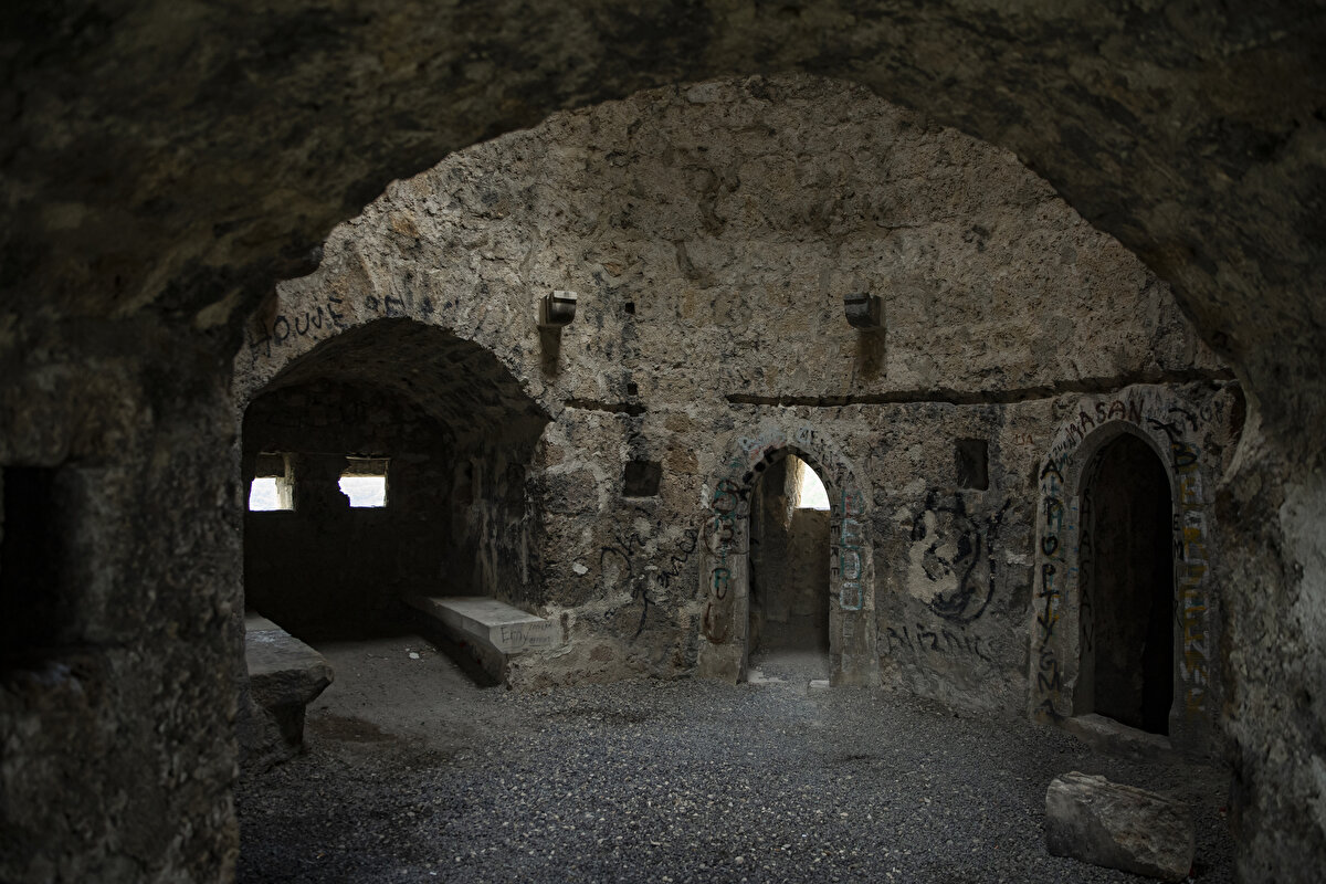 Osmanlı döneminde askerî üs olarak kullanılan kale, zamanla kaderine terk edildi