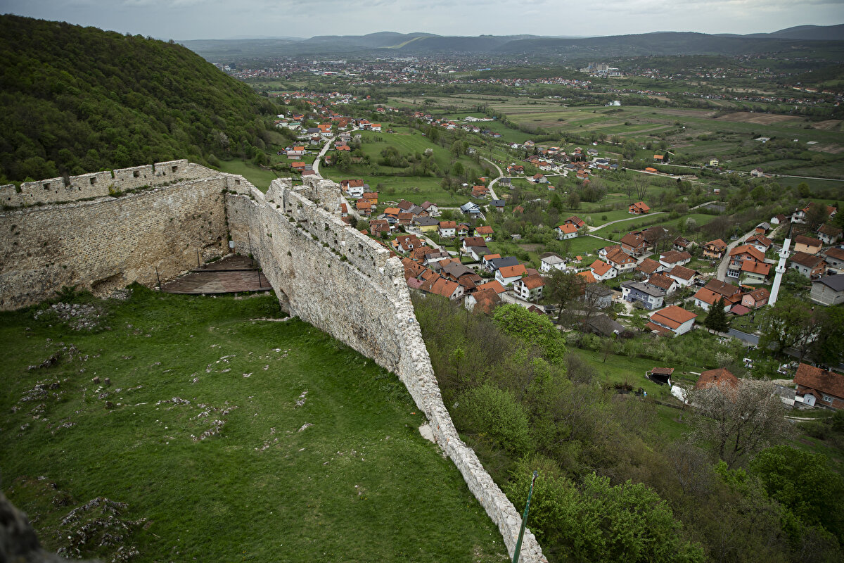 Geniş iç avlusu, hakim donjonu, mazgal delikleri ve kapı kulesiyle geç Orta Çağ mimarisinin belirgin özelliklerini taşıyan kale, tarih boyunca hanedan mücadelelerine sahne oldu.