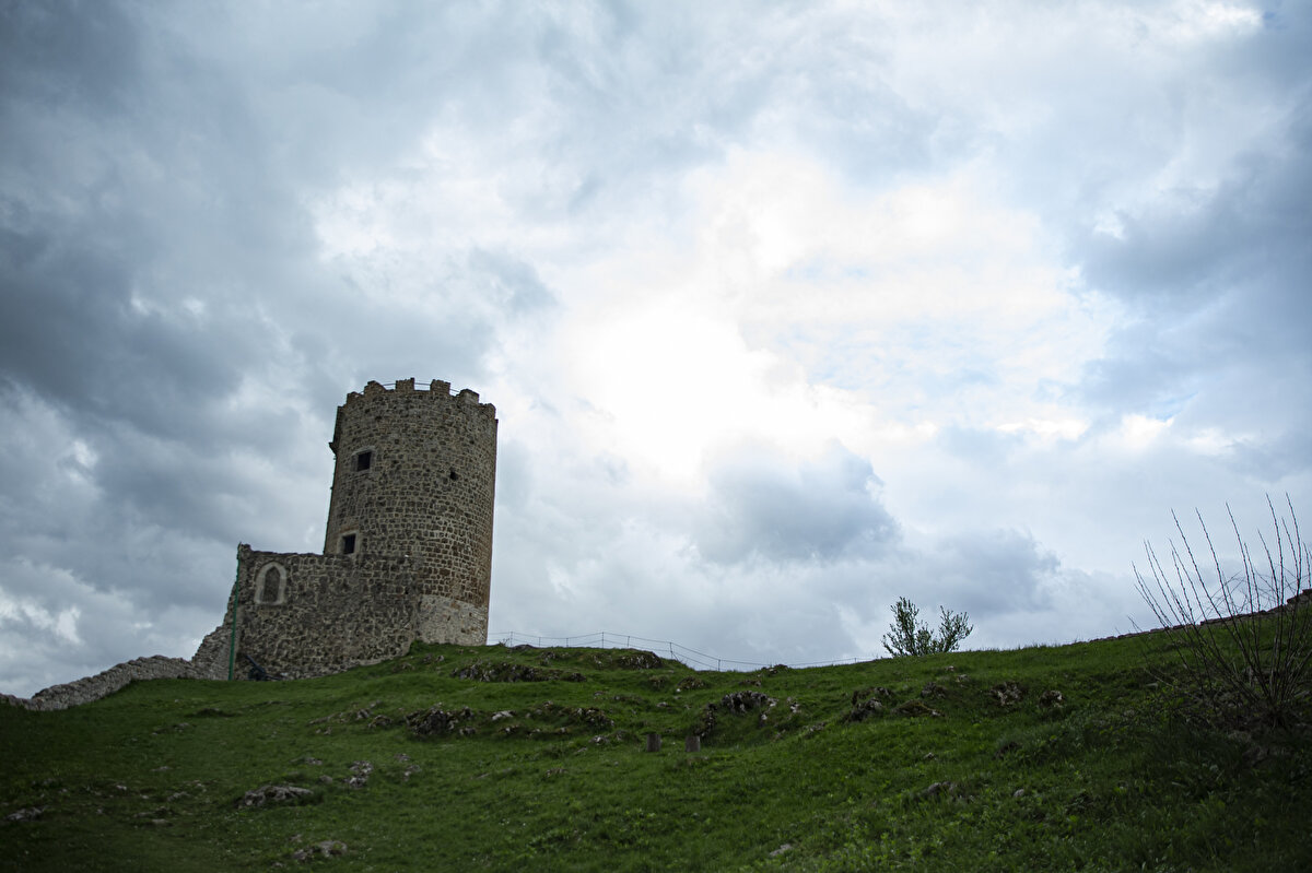 İlk kez 1395 yılında kayıtlara geçen Sokolac Kalesi, inşa teknikleriyle 13. yüzyıla tarihleniyor.