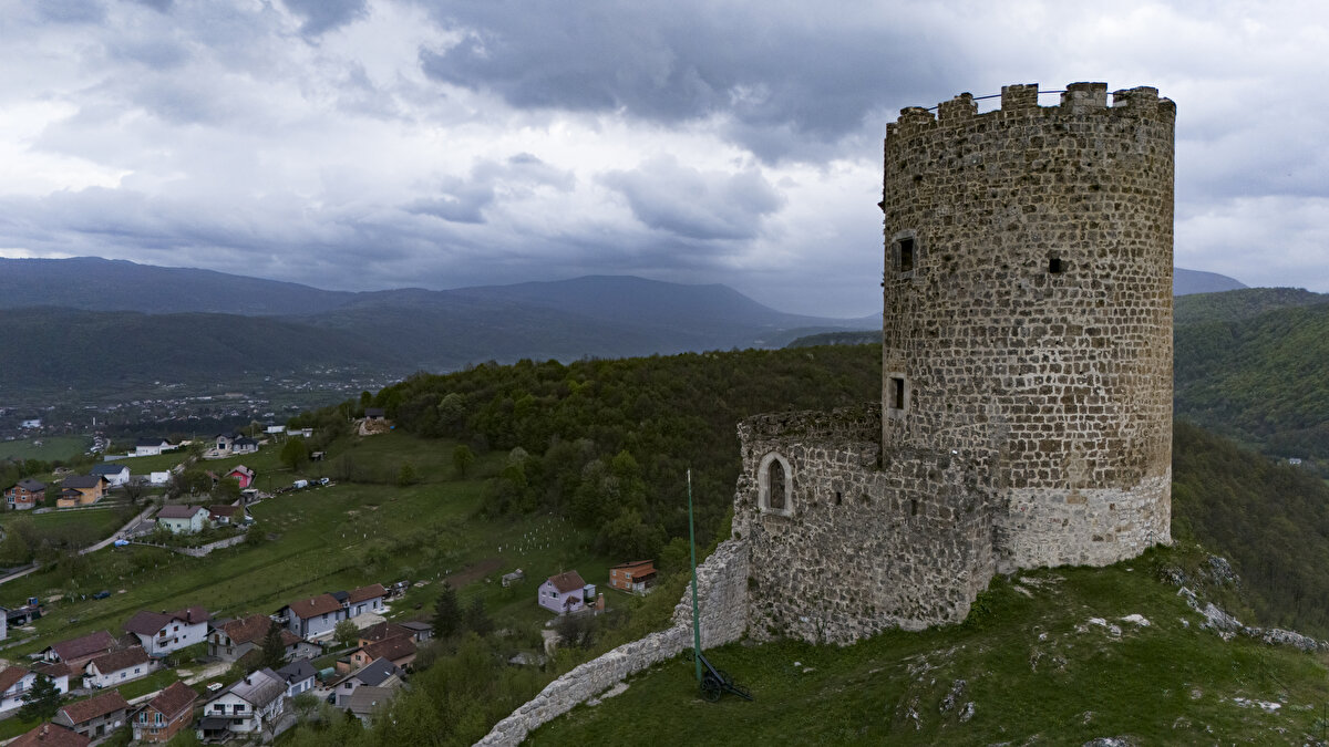 Bugün efsaneler ve halk şarkılarıyla iç içe geçmiş olan Sokolac Kalesi, Krajina bölgesinin gururu ve kültürel mirasının sembolü olarak tarih meraklıları ve ziyaretçilerin ilgisini çekmeye devam ediyor.