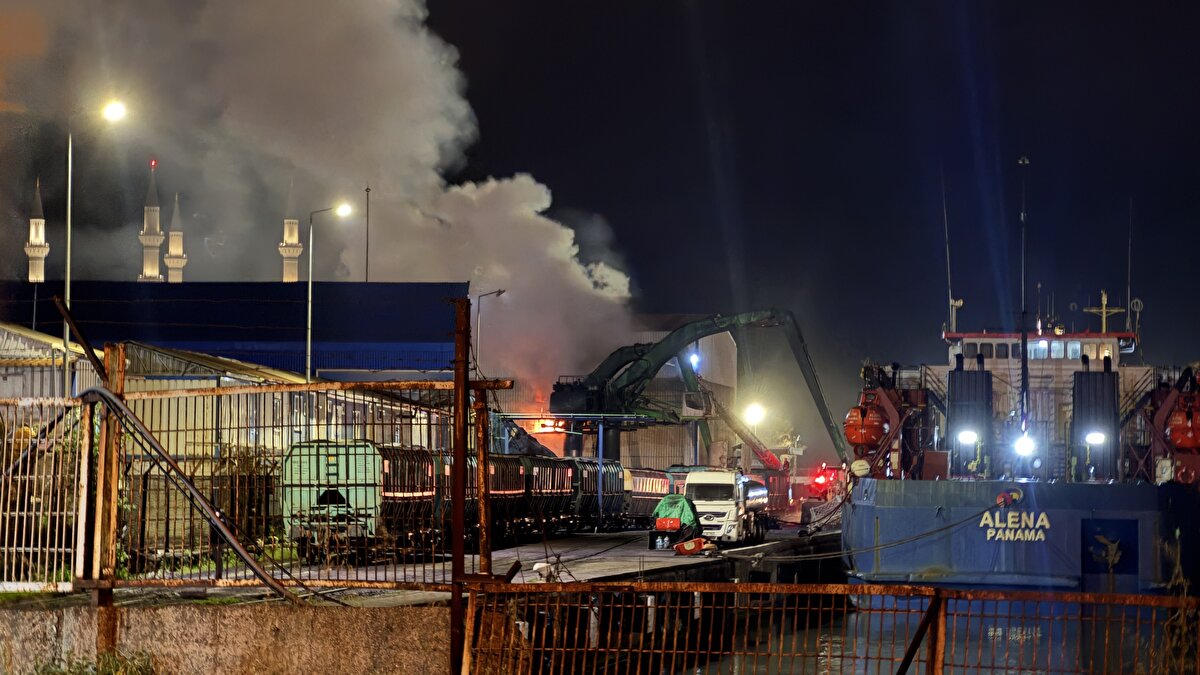 Zonguldak'ta, Türkiye Taşkömürü Kurumuna (TTK) ait liman sahasında iş makinesinin alev alması sonucu çıkan yangın ekiplerin müdahalesiyle söndürüldü. Yangında iş makinesi kullanılamaz hale geldi.
