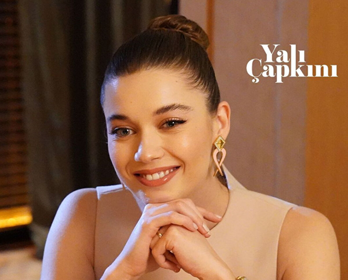 Yalı Çapkını dizisinin sona ermesinin ardından imaj yenileyen Afra Saraçoğlu, vakit kaybetmeden yeni bir projeye imza attı.