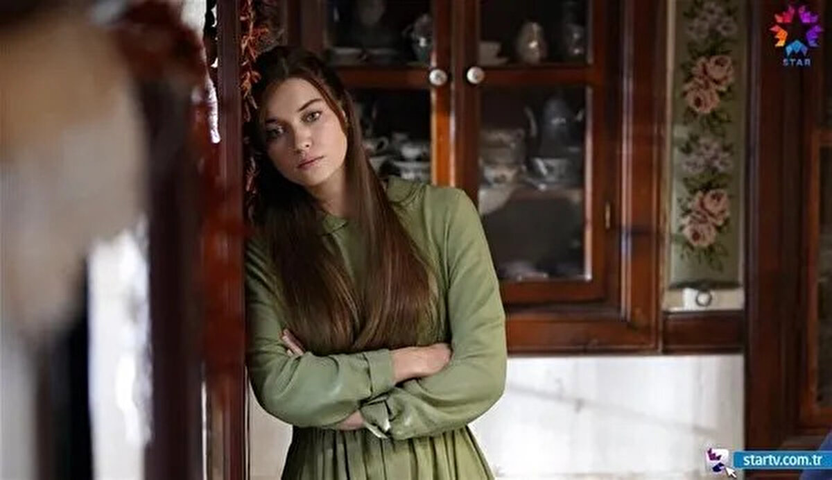 Diziyle adını geniş kitlelere duyuran oyuncu, aynı yapım şirketi OGM Pictures’ın hazırladığı “Pera” adlı dijital dizi için anlaşma sağladı.