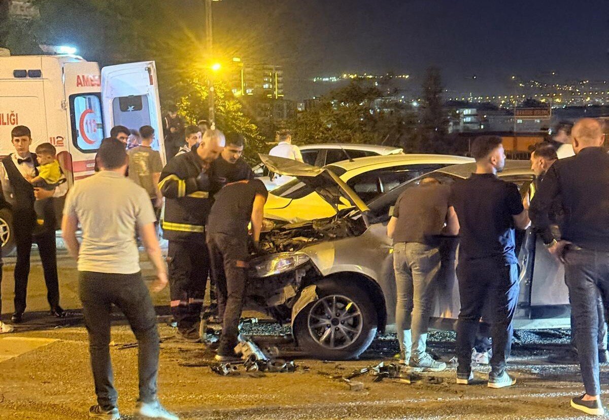  Kazada, 4 kişi yaralandı. İhbar üzerine olay yerine polis, sağlık ve itfaiye ekibi sevk edildi. Yarlılar, sağlık ekiplerinin ilk müdahalesinin ardından Batman Eğitim ve Araştırma Hastanesine sevk edildi.<br>Kazayla ilgili inceleme başlatıldı.