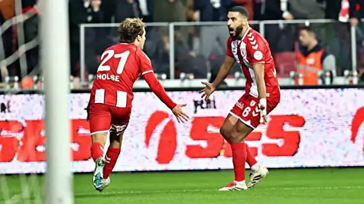 (4) SAMSUNSPOR: 60 PUAN<br><br>** Samsunspor'un ligi dördüncü bitirmesine yüzde 53,8 ihtimal verildi.