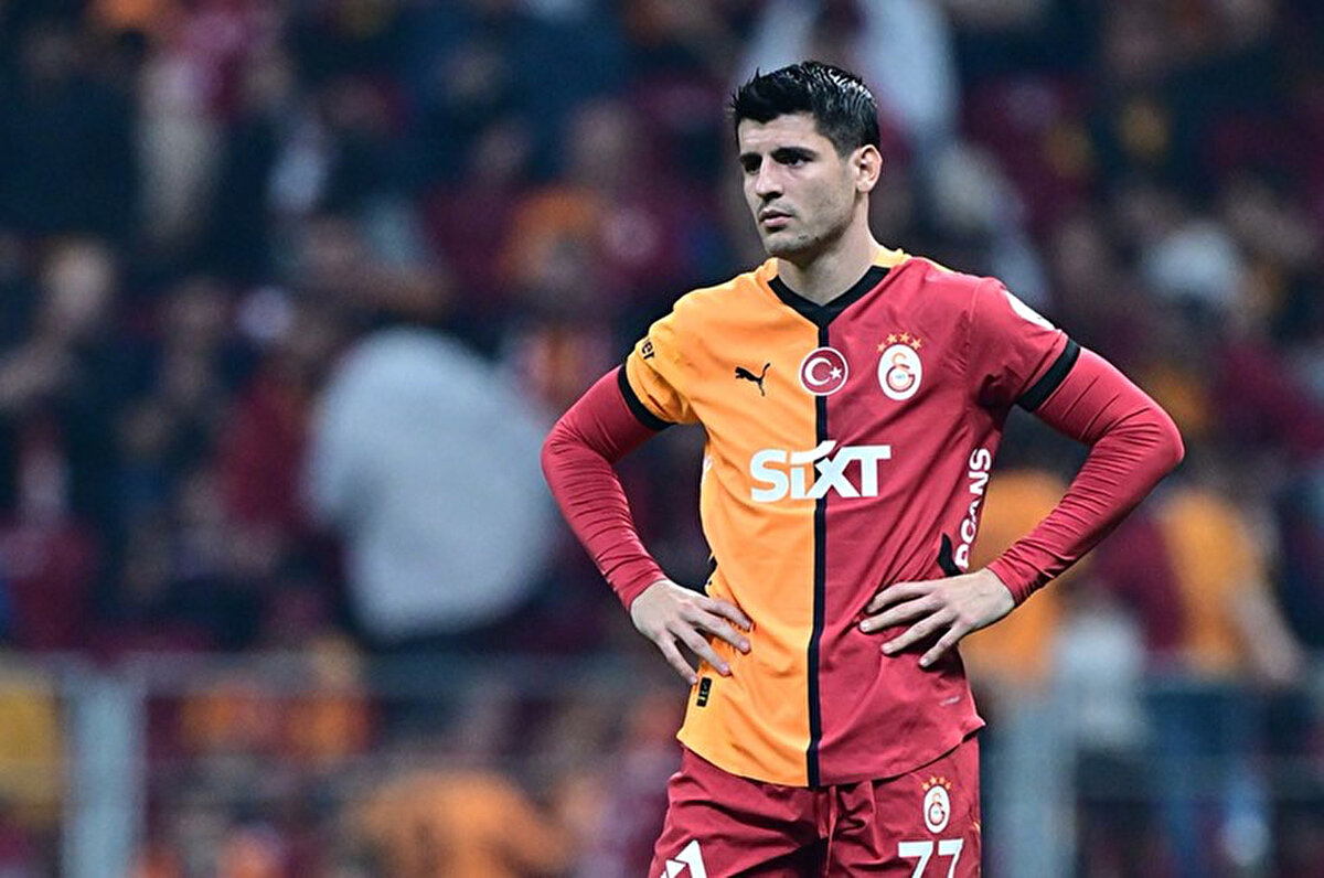 Sabah'ta yer alan habere göre, düzenli olarak forma giymek isteyen Morata, Osimhen'in ayrılması halinde üst düzey bir forvet takviyesi yapılmasını istemiyor.<br>