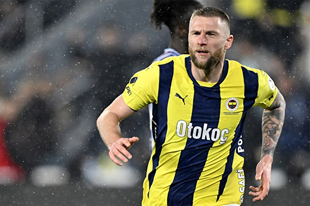 Fenerbahçe'nin ara transfer döneminde PSG'den kiralık olarak kadrosuna kattığı ve savunmadaki başarılı performansıyla dikkat çeken Milan Skriniar'ın sarı lacivertli takımdaki geleceği merak konusu oldu.<br>