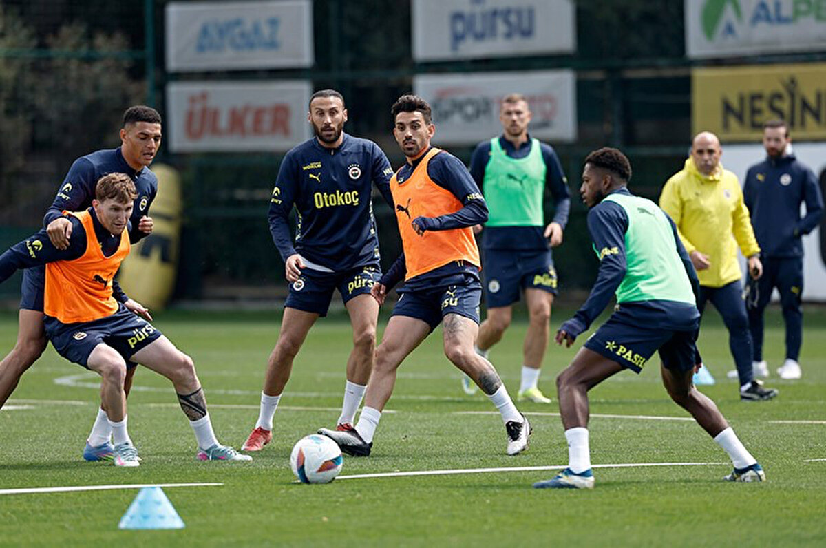 Süper Lig'de lider Galatasaray'ın 5 puan gerisinde olan Fenerbahçe, şampiyonluk mücadelesindeki kritik virajda pazar günü Beşiktaş ile oynayacağı maçın hazırlıklarını sürdürüyor.<br>