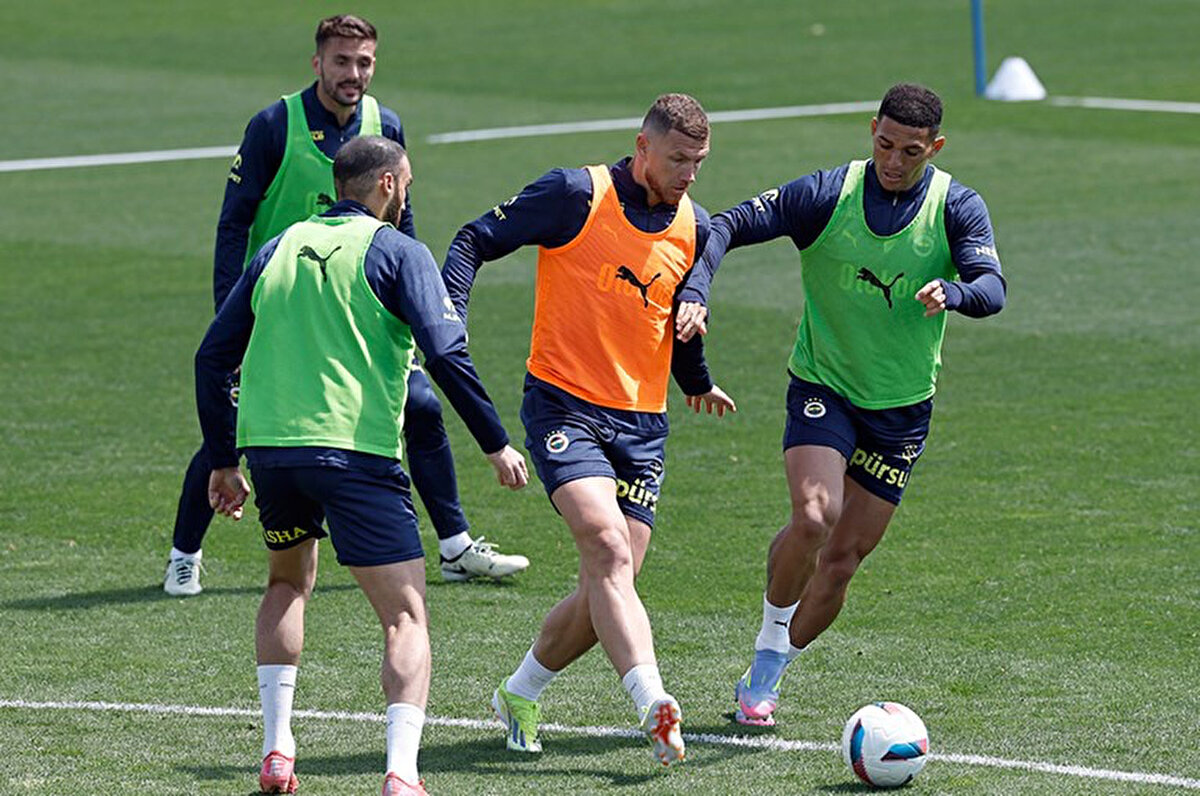 Orta sahada basit top kayıplarının yapılmaması, rakibe geniş alan verilmemesi gibi konuların yanı sıra top kaptırıldığında kimin nerede duracağı üzerine çalışmalara ağırlık veriliyor.<br>