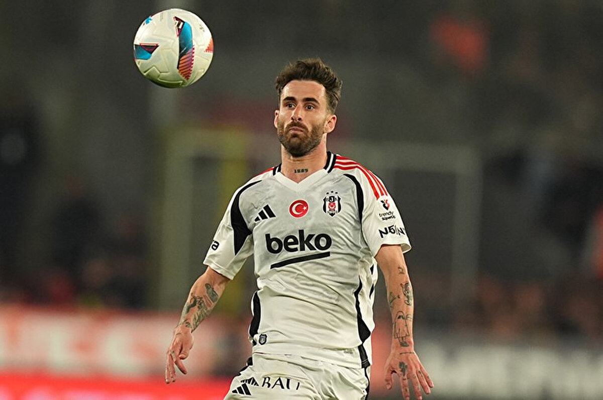 Siyah betyazlı takımda Rafa Silva’nın geçişleri iyi yapması ve kalitesiyle bunları sonuçlandırdığı biliniyor. Bu nedenle sarı lacivertlilerde Beşiktaş daha geçiş oyununa başlamadan bunun önlenmesi gerektiği fikri var. Ayrıca geçişin başlangıcı önlenemezse ne yapılması gerektiği üzerinde yoğun biçimde çalışılıyor.<br>