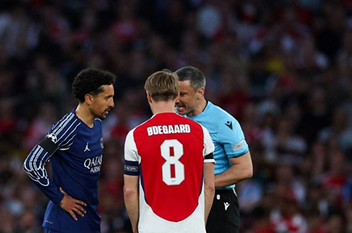 İkinci yarı takımlar sahaya çıktıktan bir süre sonra gelen Vincic ve ekibi, çimlere adım attığı anda Arsenal taraftarının ıslıklı tepkisine maruz kaldı.<br>