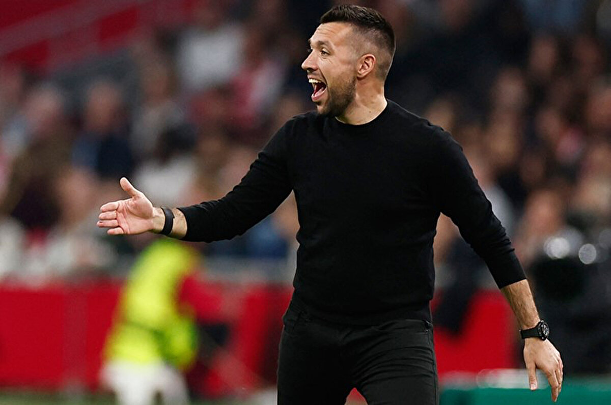 Bild'in haberine göre; Alman takımının sportif direktörü Simon Rolfes'in elinde kapsamlı bir aday listesi bulunurken, listenin başında ise Ajax Teknik Direktörü Francesco Farioli yer alıyor.<br>