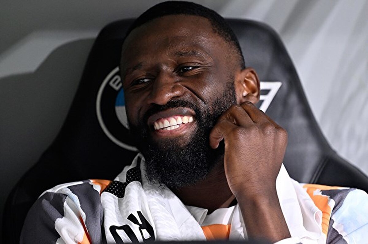 Copa Del Rey finalinde sakatlandığı için maçın son anlarında oyundan çıkmak zorunda kalan Rüdiger bugün ameliyat edildi ve sezonu kapattı.