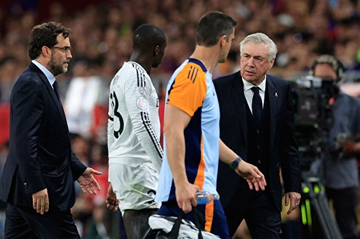 Marca'nın haberine göre sağ quadriceps kasında kopma meydana gelen Fransız oyuncu 3 ay sahalardan uzak kalacak.