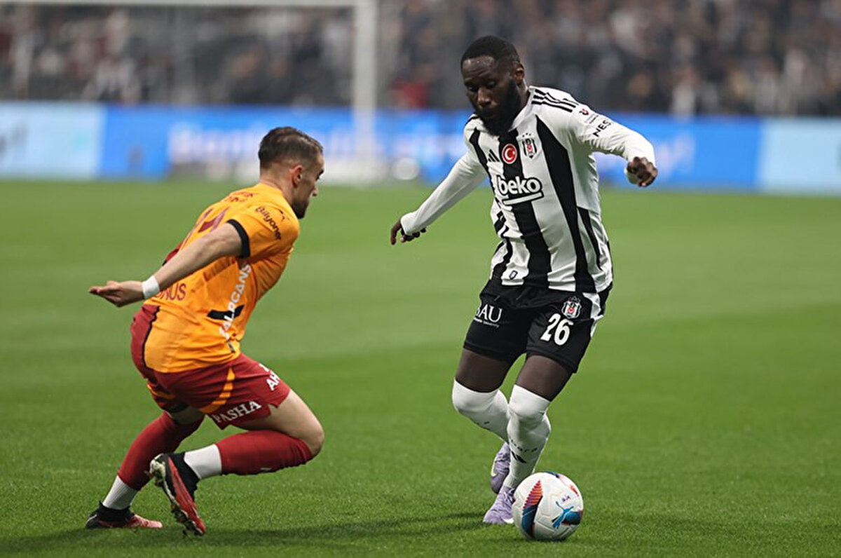 Beşiktaş'ta yeni sezon için transfer çalışmaları sürerken, ayrılacak ve kalacak futbolcular da yavaş yavaş belli olmaya başlıyor. Siyah beyazlı takımda sezon sonunda sözleşmesi sona erecek olan Arthur Masuaku'nun durumu ise belirsizliğini koruyor.<br>