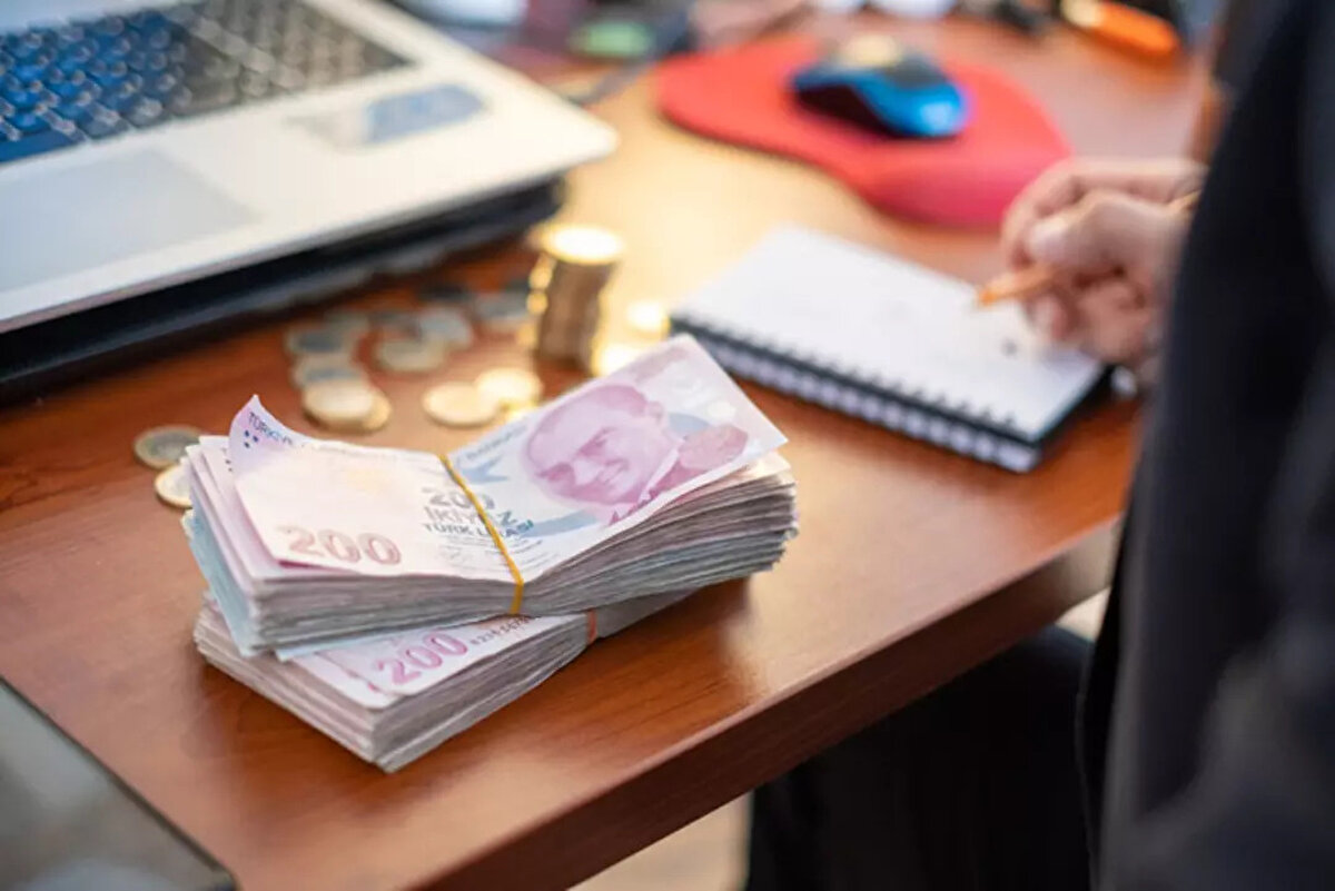 İlk 5'in dikkat çeken istatiği<br><br>Aynı tabloda dikkat çeken bir veri de yer aldı. Buna göre ilk beşteki İstanbul, Ankara, Kocaeli, İzmir ve Bursa'nın ödediği toplam vergiler Türkiye'de toplanan toplam vergilerin yüzde 80,7'sini oluşturdu. İlk 10'daki tüm illerin vergisi toplandığında ise Türkiye oranının yüzde 87,4'üne ulaşıldı.