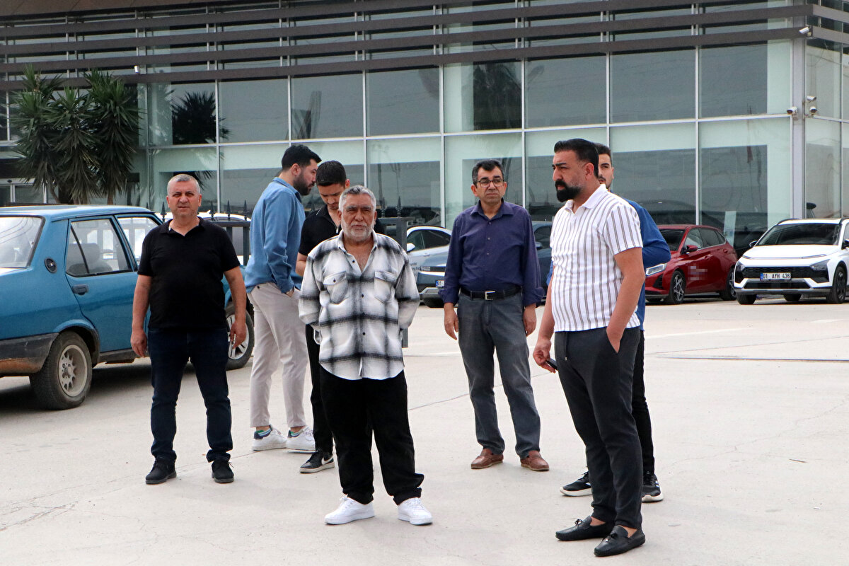 Çalışanı tarafından dolandırıldığını firma durumu polise bildirerek, şikayetçi oldu. Trafiğe çıkışı yasak olan sahte plakalı ve ruhsatlı araçlardan 8'i, polis tarafından mağdurlardan geri alınarak yediemin otoparkına çekildi. Şikayet üzerine konuya ilişkin soruşturma başlatan polis, mağdurların para gönderdiği hesapları da incelemeye aldı. Dolandırılan mağdurlar ise dün bayi önünde toplanarak basın açıklaması yaptı.