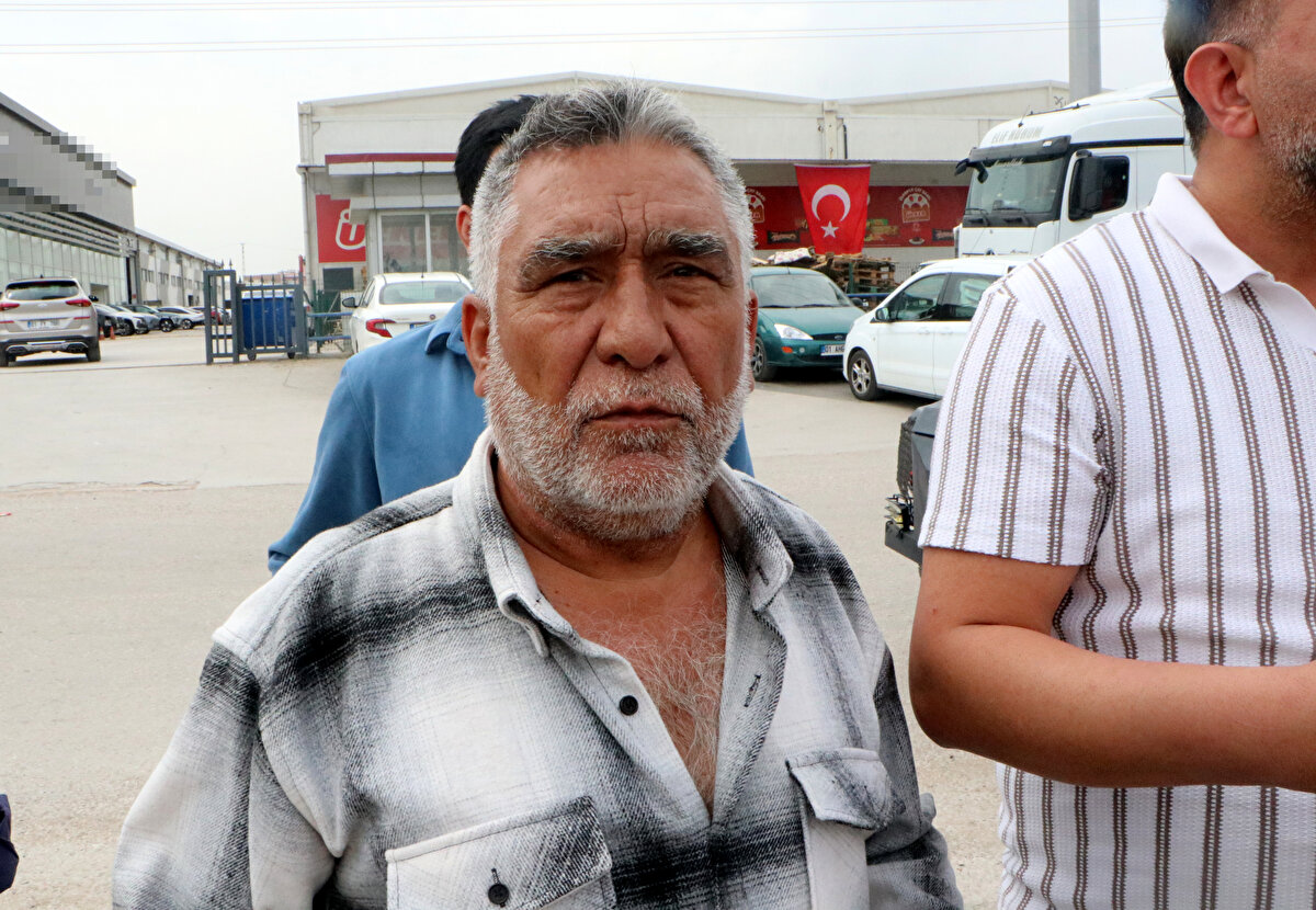 2 milyon 926 bin lira dolandırıldı<br><br>Selahattin Nebioğlu aynı bayiden daha önce 3 kez daha otomobil aldığını ancak bu kez 2 milyon 926 bin lira dolandırıldığını belirterek, “Son araç almaya geldiğimde pazarlık yapıp 2 milyon 854 bin liraya bana bağladılar. 72 bin lirada aksesuar bedeli olmak üzere 2 milyon 926 bin lira bu bayiye para ödedim. ‘Bayramdan sonra arabaya zam gelirse biz seni zamdan muaf tutacağız ama fiyatı düşerse düşüreceğiz’ dediler. Araba fiyatı düşmedi. Ben aynı gün gönderdikleri IBAN numarasına önce 200 bin lira kapora daha sonra aracın bedelinin tamamını attım. Bana 01 SN 326 plaka verdiler. Sonra Adana Emniyet Müdürlüğü’nden beni aradılar. ‘Araba ile ilgili dolandırıcılık olmuş’ dediler. Şu an mağduruz. Bana arabayı teslim ettiler ama emniyet elimizden geri aldı” diye konuştu.