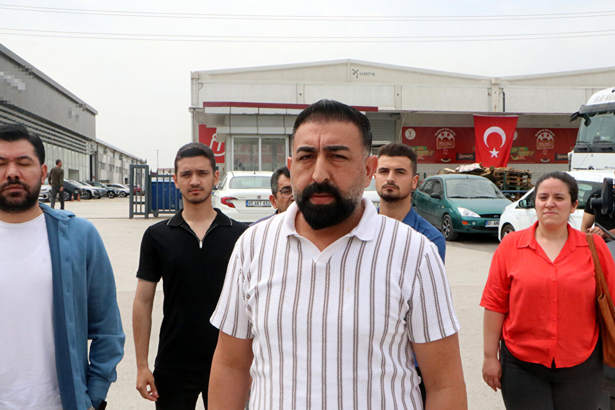 Aynı araç başka kişilere de satılmış<br><br>Yakup Çilenti ise aynı bayiden 4’üncü arabasını aldığını ancak dolandırıldığını ifade ederek, “Aynı aracı bize sahte plaka, sahte ruhsatla sattılar. Aynı arabayı bizle birlikte başka kişilere de satmışlar. Geçen hafta perşembe günü aracı sahte plaka ve sahte ruhsatla bize teslim ettiler. Dün gece de emniyetten geldiler. Arabanın plakasının sahte olduğunu aracın usulsüz şekilde bize teslim edildiğini gerekçe göstererek arabayı bizden geri aldılar. Şu anda sadece benim 3 milyon zararım var. IBAN ve dekontların hepsi elimde. Şimdilik benimle birlikte 15-20 mağdur var. Firma da kendilerinin de mağdur olduğunu söylüyor. Biz herkesten şikayetçiyiz” dedi.