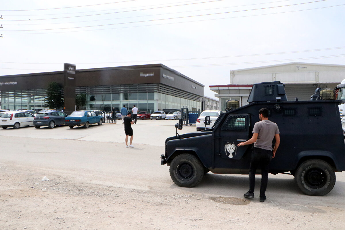 Şirketin hesabına girmesi gereken milyonlarca lirayı zimmetine geçiren S.E., sahte plaka ve ruhsat düzenleyerek bazı araçları mağdurlara teslim etti. S.E., bir süre sonra pişman olup yaptığı dolandırıcılığı iş yeri sahibine anlatarak, ailesine de “Yaptıklarımın tüm sorumlusu benim. Hayatı sizin için daha çok zorlaştırmak istemiyorum, kendinize iyi bakın” yazılı bir mektup bırakarak evinin avlusunda kendini astı. 