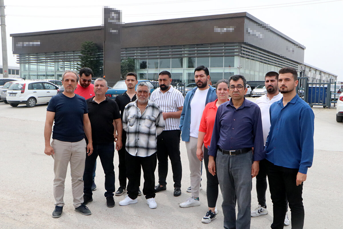 Yüreğir ilçesi Girne Bulvarı'ndaki bir otomotiv satış bayisinde çalışan satış danışmanı S.E., iddiaya göre yüksek miktardaki borçları nedeniyle müşterilerine usulsüz satış yaptı. Birkaç aydır bayiye gelen müşterilere, beğendikleri araçları piyasa değerinin 200-300 bin lira altında fiyat sunan S.E., her birine çeşitli IBAN numaraları atarak para göndermelerini istedi.