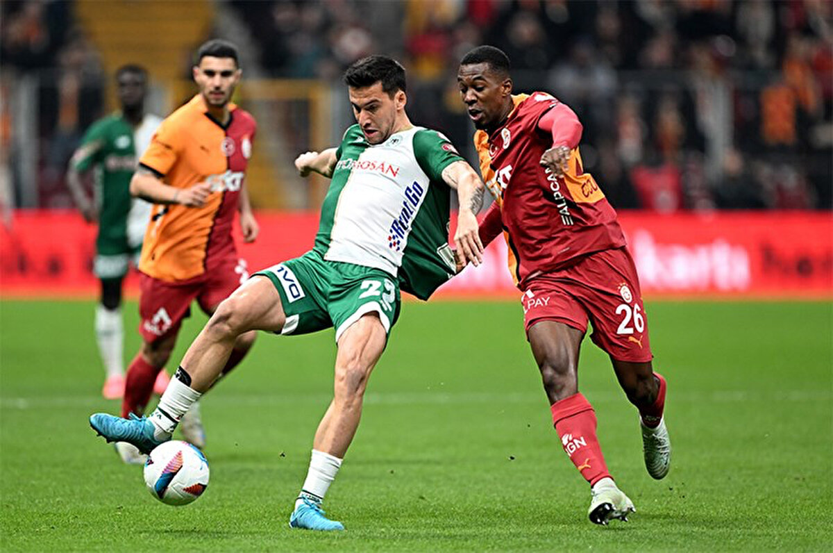 Okan Buruk, Kolombiyalı savunmacıya o karşılaşmadan bu yana Süper Lig'de forma şansı vermemişti. Galatasaray formasıyla toplam 7 maça çıkan Cuesta, 446 dakika sahada kaldı.<br>