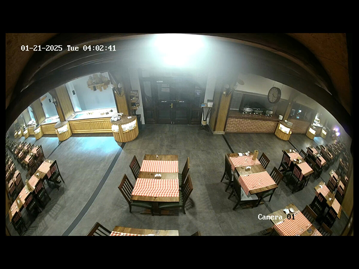 Otelin 4’üncü katındaki restoranda bulunan show kısmında başlayan yangının ilk çıkış anlarının güvenlik kamerası görüntüleri ortaya çıktı.