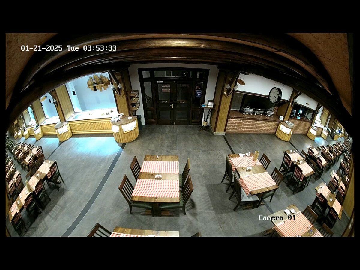 ‘Grill plate’ cihazının alev alması ve restoranı kısa sürede kaplayan dumanlar ile alevlerin mutfak kısmına ulaşmasıyla personelin korkuyla kaçtığı anlar güvenlik kamerası kayıtlarında yer aldı.