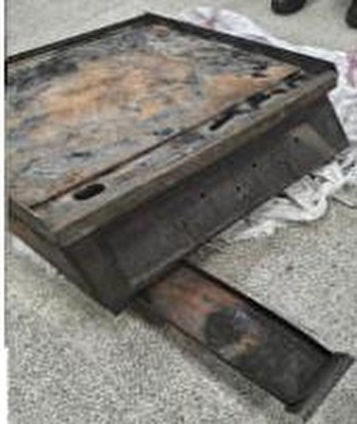 “Grill sehpası içinde bulunan ve D9 isimli solvent içeren endüstriyel yağlı yüzey temizleme malzemesi, toplama kabından yanarak akan yağlardan dolayı erimiştir. Bu erime, akışkan D9 malzemesinin yağla karışık olarak zeminde akmasını sağlamıştır. O çöp bidonuna ulaşan karışım yayılarak çöp bidonunu da yakmıştır. 