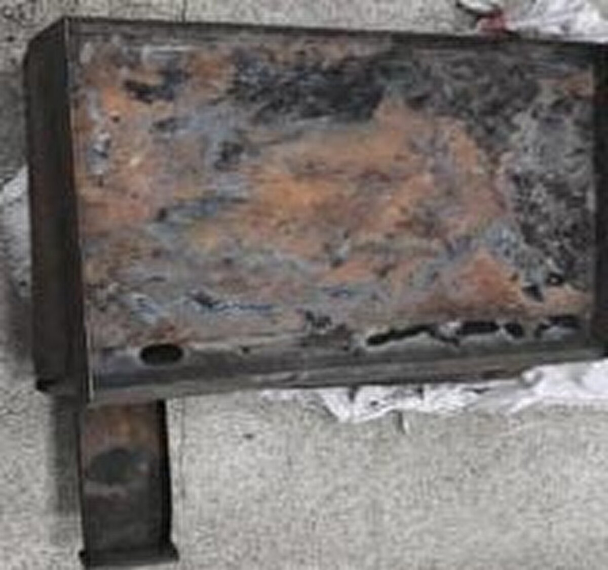 Çöp bidonu ve içindekilerin de yanmaya başlaması yanmayı büyütmüştür. Çöp alanına kadar ulaşan yanma sonucu artık daha fazla oluşan gazların miktarı doğal çekişli davlumbaz kapasitesi aştığından dolayı duman doğal akışla yükselerek restoran içine doğru yayılmaya başlamıştır.