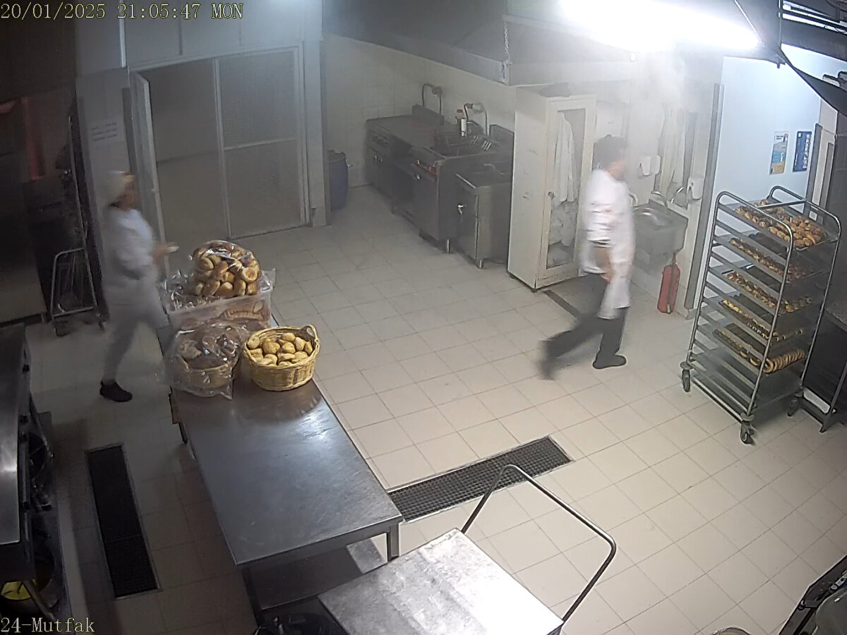 Yangına neden olan cihazın termostatının bozul olduğu tespit edildi<br><br>Açık bırakılması sonrası aşırı ısınması nedeniyle yangına neden olan grill plate cihazının termostatının da bozuk olduğu ortaya çıktı. Uzman bilirkişi heyeti hazırladığı raporda, “Plate üzerinde ayar düğmesi ile sıcaklık kontrolünü sağlayan termostat, set edildiği değere ulaşıldığı ve termostatlardan biri bozuk olduğundan dolayı da aşırı ısınmasına karşın devreye girmemiş ve kontrolsüz ısınma durumunda çalışmaya devam etmiştir” ifadelerine yer verildi.