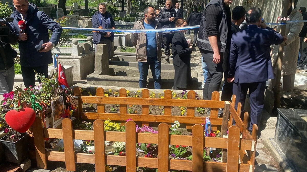 Anadolu Cumhuriyet Başsavcılığı tarafından cinayet şüphelileri hakkında "çocuğu kasten öldürmek" suçundan 18 yıldan 24 yıla kadar hapis talebiyle iddianame düzenlenmişti.<br><br>İki sanık hakkında "çocuğu kasten öldürmek" suçundan hazırlanan iddianame İstanbul Anadolu 2. Çocuk Ağır Ceza Mahkemesince kabul edilmişti.<br><br>İlk duruşmada 15 ve 16 yaşındaki iki sanığın tutukluluk hallerinin devamına ve bir sonraki duruşmanın 8 Mayıs'a ertelenmesine karar verildi.