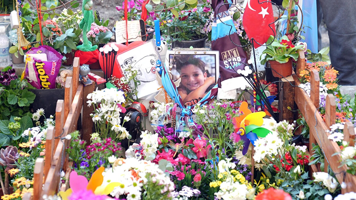 Ne olmuştu?<br><br>15 yaşındaki Mattia Ahmet Minguzzi, 24 Ocak'ta kaykay malzemesi satın almak için gittiği Kadıköy Salı Pazarı'nda kendisiyle aynı yaştaki 2 saldırganın hedefi olmuştu.<br><br>Ahmet Minguzzi bıçaklanıp yere düştükten sonra da başına tekme darbeleri aldı, yaşam mücadelesi ise 14 gün sürdü.