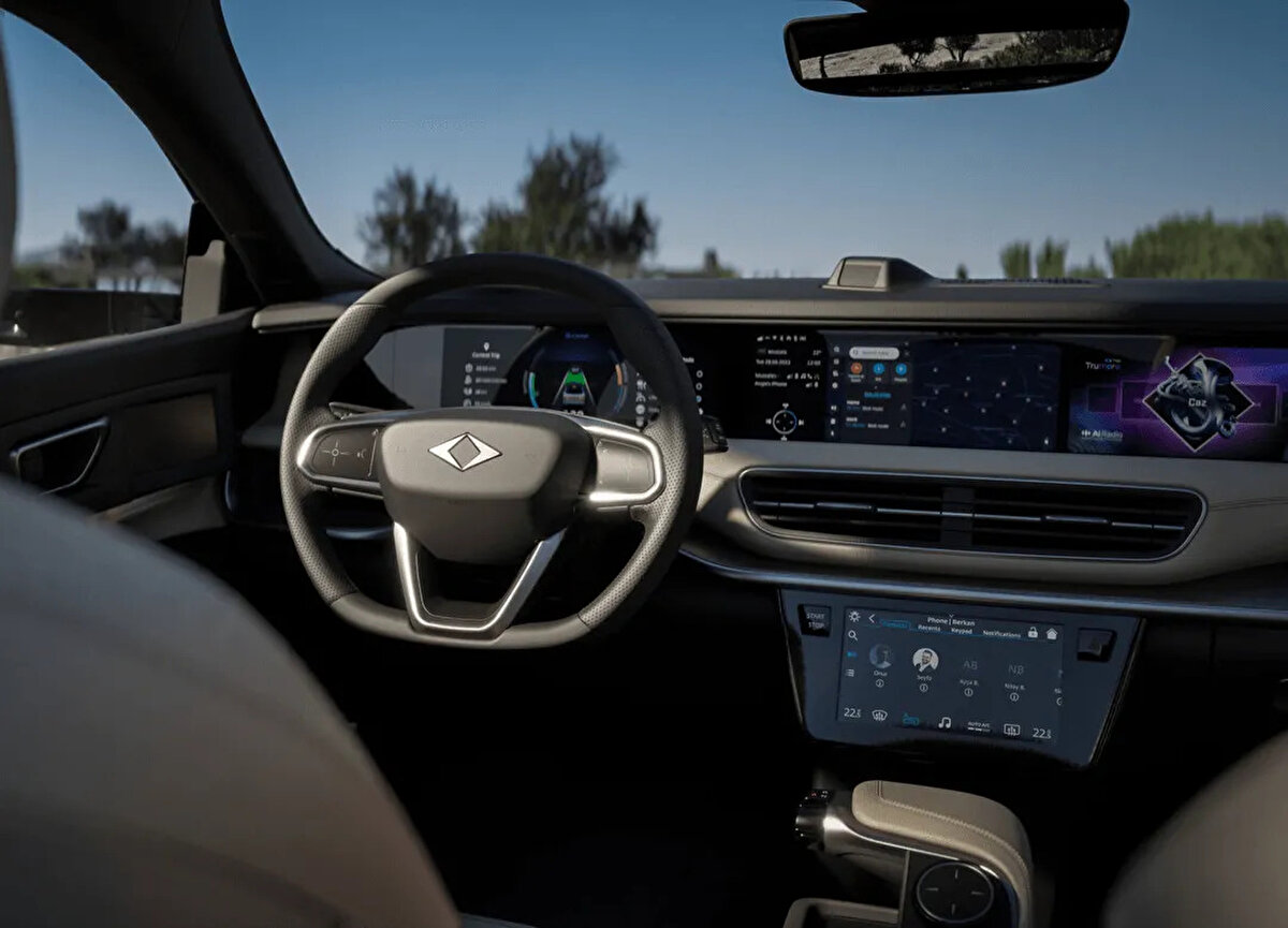 Gelişmiş iç mekan teknolojisi<br><br>T10F’in iç tasarımı da teknolojiyle donatıldı. 218 beygirlik motorunun yanı sıra 12.3 inç dijital gösterge ekranı, 29 inç bilgi-eğlence ekranı ve 8 inç kontrol ekranı bulunuyor. Toplamda 41.3 inçlik uçtan uca ekran deneyimi sunan araç, araç içi sosyal kamera, hızlı mobil internet bağlantısı, Wi-Fi erişim noktası ve Snapdragon işlemcili dijital kokpit teknolojisiyle öne çıkıyor. Yeni tasarlanan koltuklar, direksiyon simidi ve kapı kolları da iç mekandaki yenilikler arasında yer alıyor.