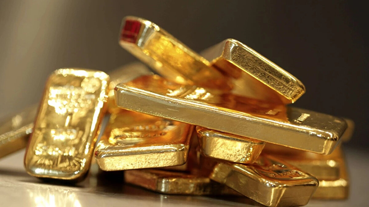 "Düşüşe ihtiyaç duyan bir altın vardı"<br><br>"Örneğin şu an bakıyorum; ons altın 3500 en yüksek seviyesinden 3230'a gerilemiş. Bakın ons altın 3250 çok önemli bir destekti. Buranın altına sarkmış altın. Gram altına bakıyorum. 4305 TL'den bugün 3990'lı seviyelerde. 4000 çok kritik bir destekti. Buranın altına inmiş gram. Peki neden altında bir gevşeme var? Birkaç sebebi var. Biri teknik. Zaten aşırı yükselen ve bir düzeltmeye, düşüşe ihtiyaç duyan bir altın vardı. Bunun bahanesi oldu. Neydi bunun bahanesi? En büyük altındaki düşüşün sebebi tarifelerle ilgili daha ılımlı bir hava var son bir haftada. İşte Çin'e top atan bir Amerika var. Çin gelsin oturalım konuşalım, Çin'e nazik davranacağız diyen bir Trump var. Ben Powell'ı görevden almayacağım, öyle bir niyetim yok diyen bir Trump görüyoruz. Otomobillerle ilgili tarifeleri yumuşatan bir Amerika var."