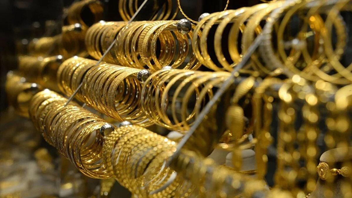 Altının ons fiyatı ise sabah saatlerinde, önceki kapanışına göre yüzde 1,8 değer kaybıyla 3 bin 230 dolar seviyesinden işlem gördü. Ons altın öğleden sonra 14.45 civarında 3214 dolar seviyesinde seyrediyor.