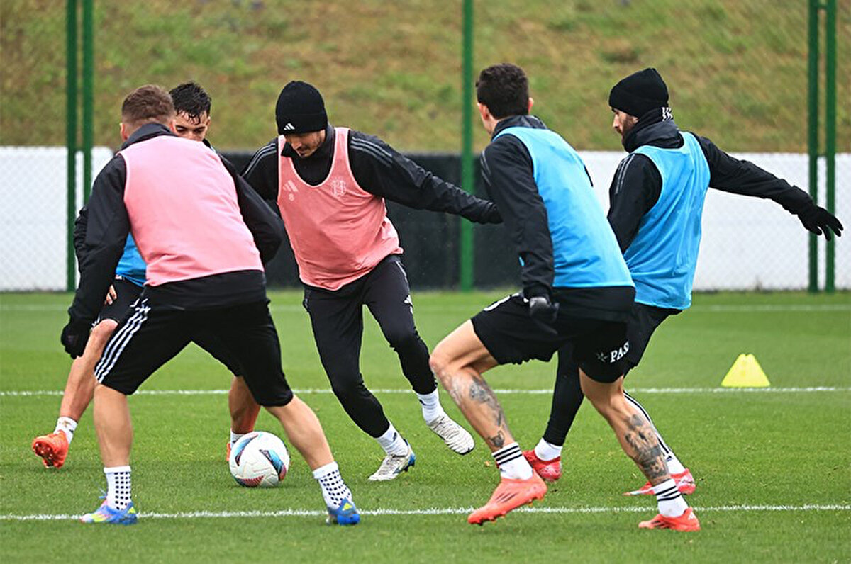 Süper Lig'in 34. haftasında Fenerbahçe ile oynayacağı maçın hazırlıklarını sürdüren Beşiktaş, çalışmalarına bugün yaptığı antrenmanla devam etti.<br>