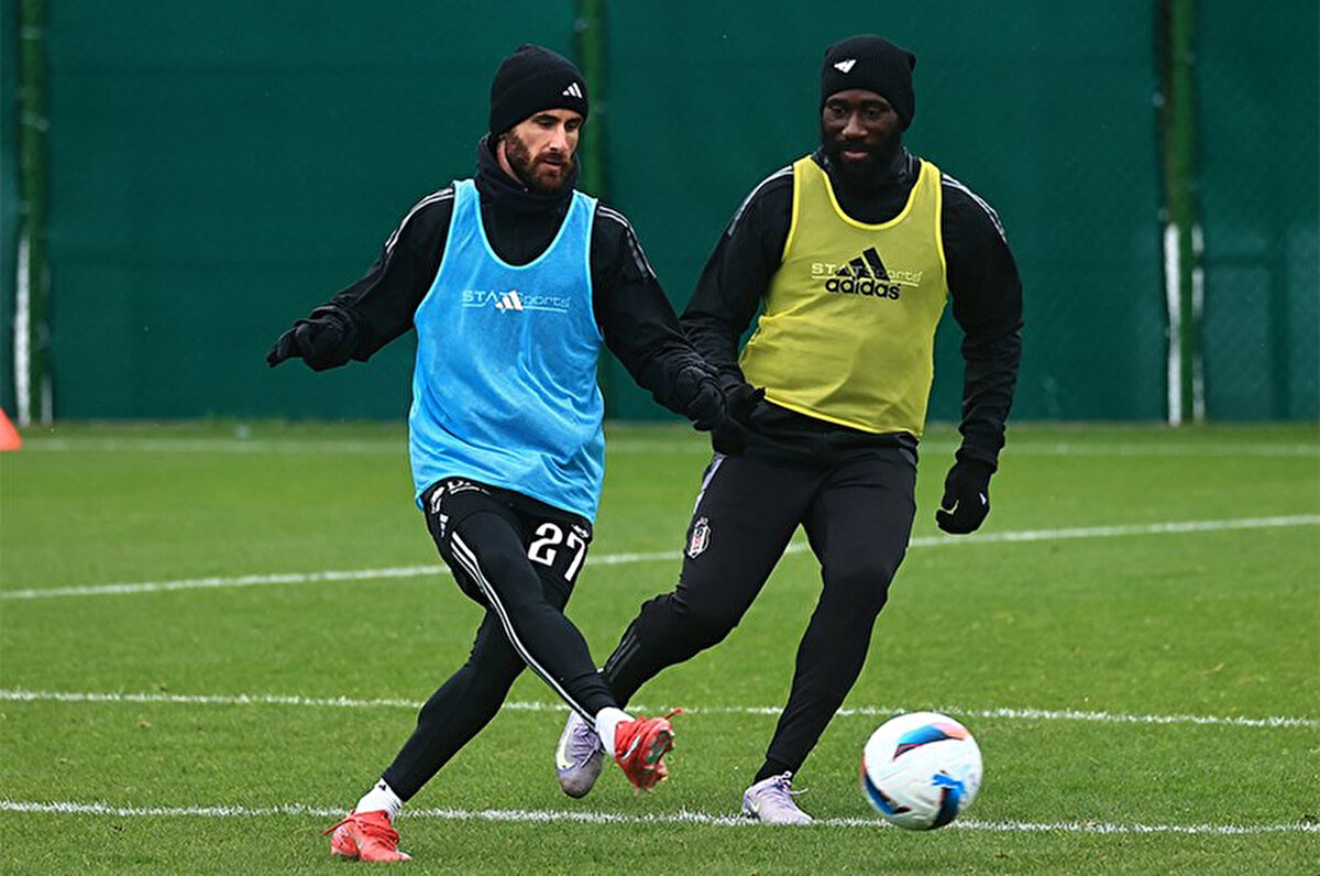 Açıklamada, "5’e 2 top kapma ve pas çalışmasıyla başlayan idman, taktik çalışma ve dar alanda oynanan çift kale maçlarla tamamlandı. Siyah-beyazlılarımız, Fenerbahçe ile oynayacağı maçın hazırlıklarını, yarın (2 Mayıs) saat 11.45’te basına kapalı yapacağı antrenmanla sürdürecek." ifadeleri kullanıldı.<br>