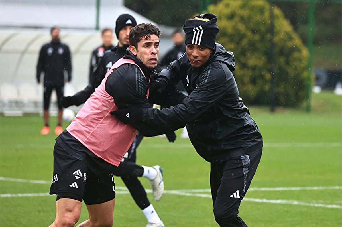 Trendyol Süper Lig'de 4 Mayıs Pazar günü oynanacak derbi öncesinde Beşiktaş'a Gabriel Paulista'dan müjdeli haber geldi. Deneyimli stoper, Beşiktaş'ın bugünkü antrenmanında yer aldı.<br>