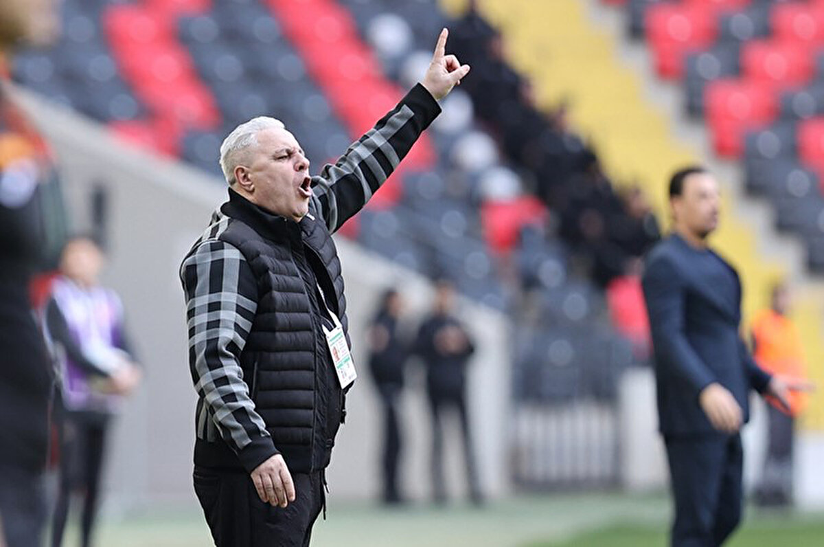 Süper Lig'de Kayserispor, Gaziantep FK, Rizespor ve Yeni Malatyaspor'u çalıştıran Marius Sumudica için işler ülkesi Romanya'da yolunda gitmiyor.<br>