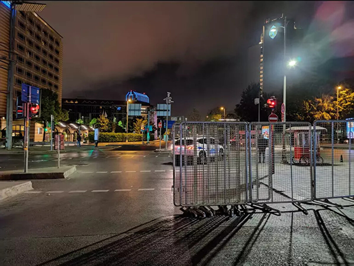 Taksim Meydanı başta olmak üzere buraya çıkan yollar ile Beyoğlu, Şişli, Beşiktaş, Kadıköy ve Kartal'da bazı yollarda araç ve yaya geçişine izin verilmiyor.