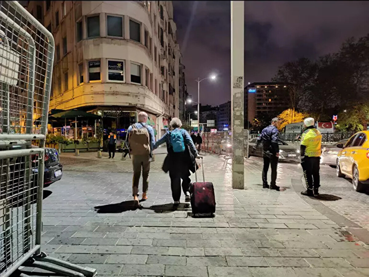 Taksim Meydanı'nı kullanmak isteyen vatandaşlardan polis ekipleri alternatif güzergahları kullanmalarını istedi.