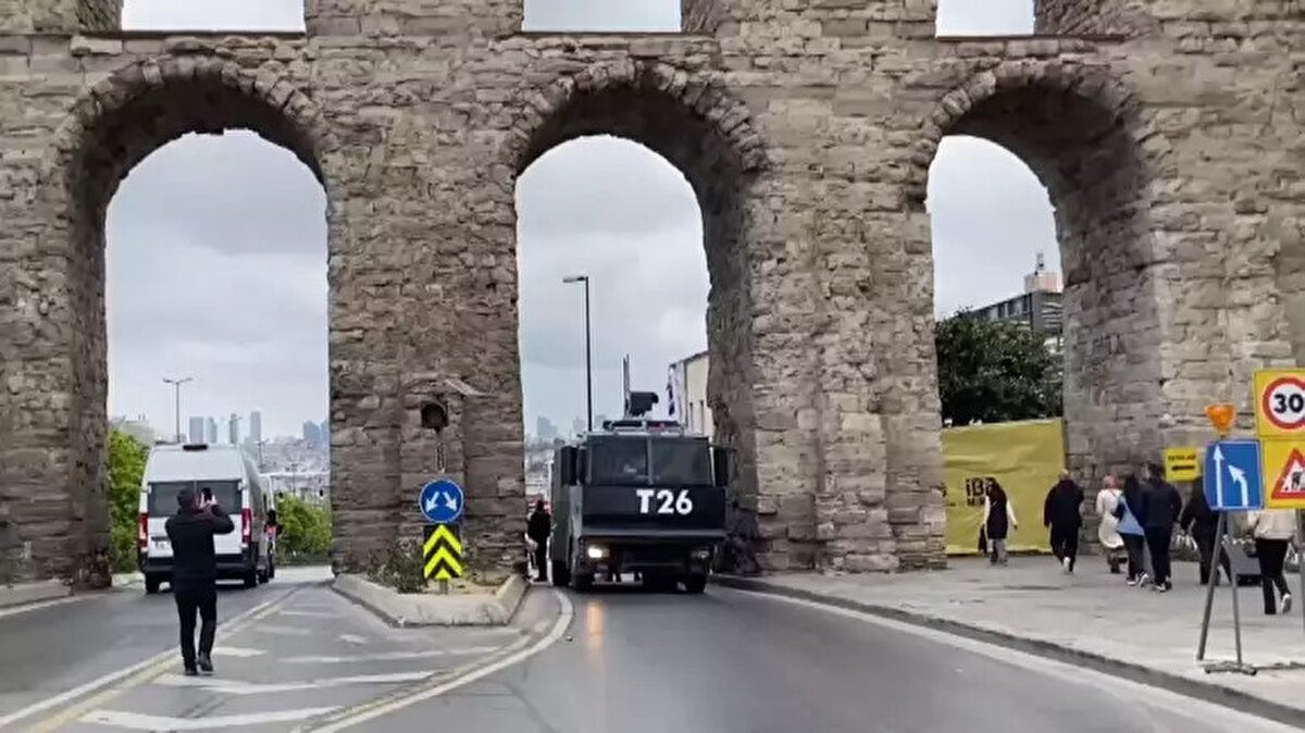 İstanbul Valiliği, 1 Mayıs Emek ve Dayanışma Günü'nün Türkiye Devrimci İşçi Sendikaları Konfederasyonu (DİSK) tarafından Kadıköy Rıhtım Meydanı'nda, Türkiye İşçi Sendikaları Konfederasyonu (TÜRK-İŞ) tarafından ise Kartal Meydanı'nda kutlanacağını bildirmişti.