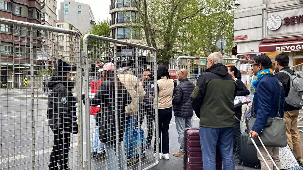 Tedbirler kapsamında Çağlayan, Mecidiyeköy ve Zincirlikuyu metrobüs durakları ve Marmaray Sirkeci İstasyonu çift taraflı olarak sefere kapatıldı.