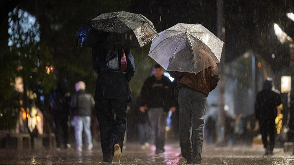 Rüzgarın Marmara’da kuzey ve kuzeydoğu, Doğu Akdeniz, İç Anadolu’nun doğusu ile Doğu ve Güney Doğu Anadolu’da güneyli yönlerden kuvvetli ve yer yer fırtına (40-80 kmsa) şeklinde eseceği tahmin ediliyor. Doğu Anadolu’nun güney ve batısı ile Güneydoğu Anadolu’da toz taşınımı bekleniyor.