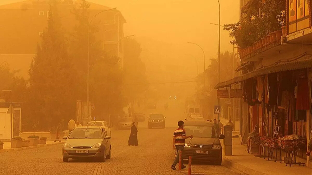 - Güneydoğu ve Doğu Anadolu<br><br>Öğle saatlerinden itibaren Şanlıurfa, Diyarbakır, Mardin, Batman, Siirt, Şırnak, Elazığ ve Bingöl çevreleri ile Malatya’nın doğusunda güney yönlerden kuvvetli rüzgar (40-60 kmsaat) ve yağış anında kısa süreli fırtına (60-80 kmsaat) bekleniyor. Bu bölgelerde çatı uçması, toz taşınımı ve ulaşımda aksamalar yaşanabilir.