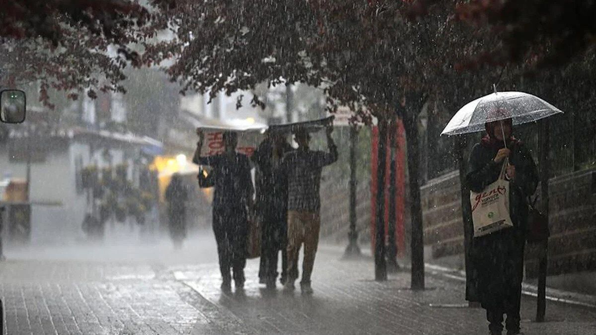 - Akdeniz Bölgesi<br><br>Bu akşam saatlerinden itibaren Mersin, Adana, Osmaniye, Hatay ve Kahramanmaraş’ın batı kesimlerinde yerel olarak kuvvetli sağanak ve gök gürültülü sağanak bekleniyor. Kıyı kesimlerde hortum riski de dahil olmak üzere çok sayıda olumsuzluk görülebilir.<br><br>Antalya, Burdur ve Isparta çevrelerinde bu akşam saatlerinden itibaren kuvvetli sağanak ve gök gürültülü sağanak bekleniyor.